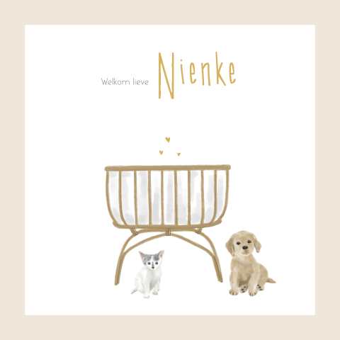 Lief geboortekaartje voor een meisje met een wieg, kat en hond