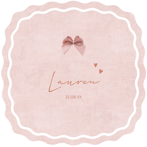 Schattig roze geboortekaartje meisje met golvend randje en strikje