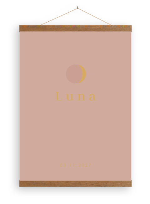 Een roze canvasposter met een maantje en houten latjes