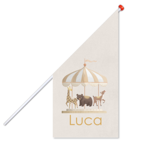 Een beige neutrale geboortevlag met een draaimolen