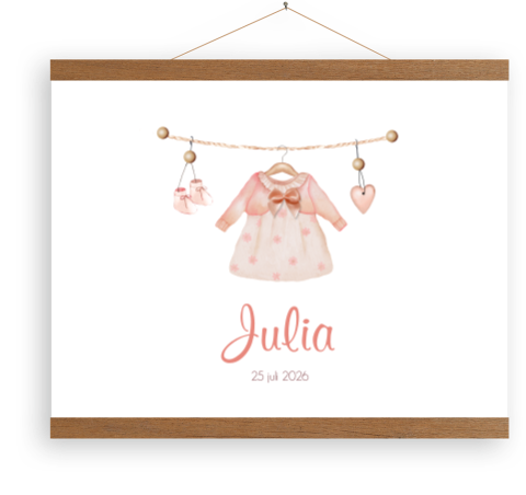 Een canvasposter met roze kleertjes en houten latjes