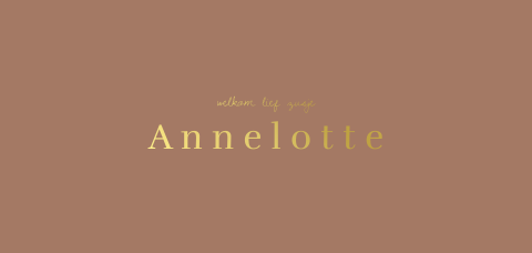 Minimalistisch roestkleurig geboortekaartje met goudfolie letters