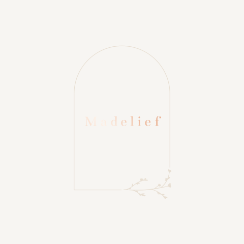 Minimalistisch lief geboortekaartje met rosegoudfolie voor een meisje