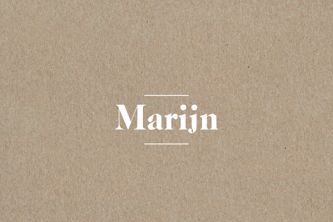 Minimalistisch geboortekaartje op kraftpapier voor een jongen