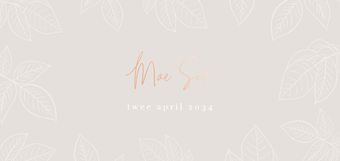 Geboortekaartje met naam en bladeren in glimmend roséfolie