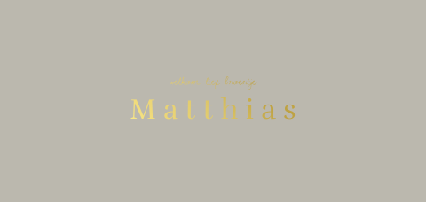 Minimalistisch geboortekaartje voor een jongen met gouden letters
