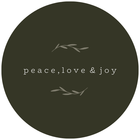 Ronde kerstkaart met takjes en 'peace, love & joy'