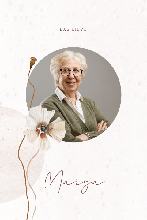 Gedachteniskaartje met foto in cirkel en droogbloemen