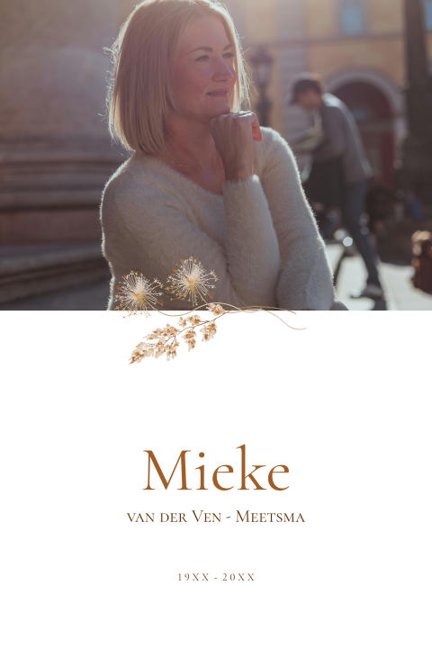 Rouwkaart vrouw veldbloemen aardetinten foto