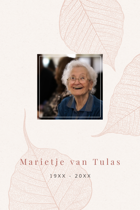 Gedachteniskaartje met eigen foto en gedroogde bladeren