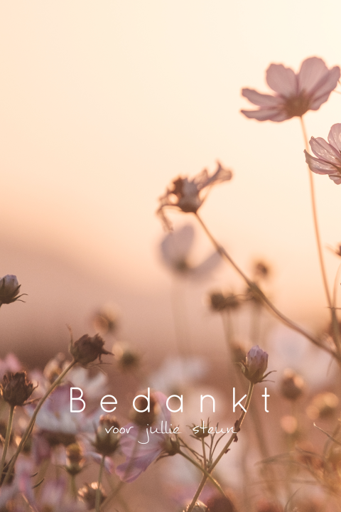 Bedankkaart na overlijden met bloemen in zonlicht