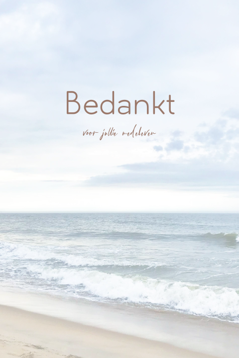 Dankbetuiging met golvende zee, wolken en strand