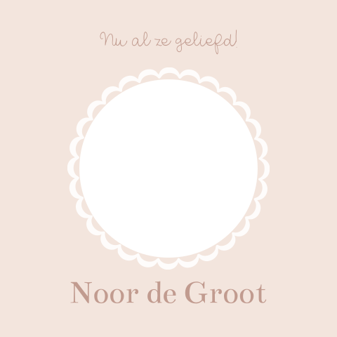 Geboortekaartje roze zalm kleur met rond gat met doorkijk naar foto