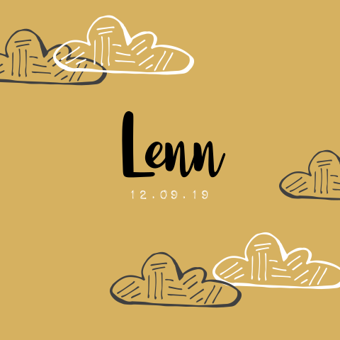 Stoer geboortekaartje met wolken en okergele achtergrond