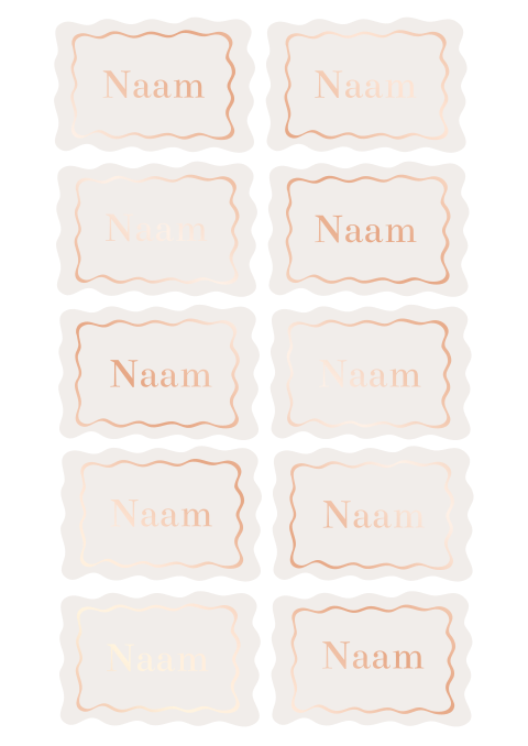Naamkaartjes voor tafelsetting met roséfolie en beige achtergrond