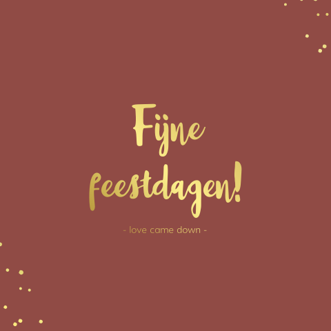 Kerstkaart met roodbruine achtergrond en goudfolie