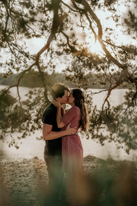 Dagprogramma kaartje voor bij stansvorm trouwkaart met loveshoot foto