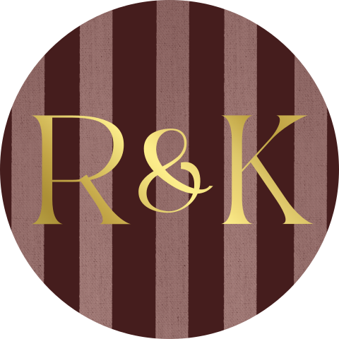 Sluitsticker bordeaux rond met lichtroze strepen initialen goudfolie