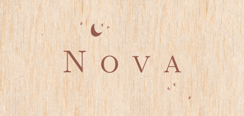 Houten geboortekaartje met maan en sterren en roestbruin