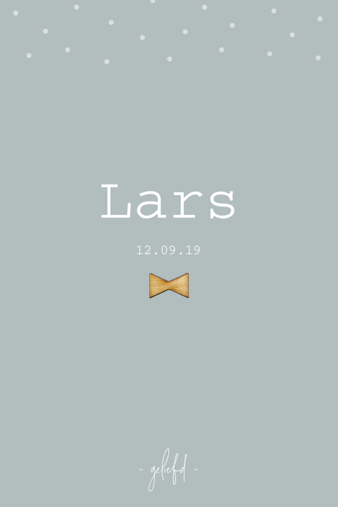 Klassiek geboortekaartje voor een jongen met houten strikje