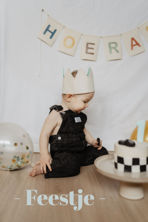 Verjaardags uitnodiging baby 1 jaar slingers foto