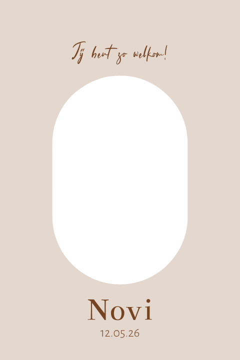 Geboortekaartje voor een meisje met ovalen venster en newbornfoto