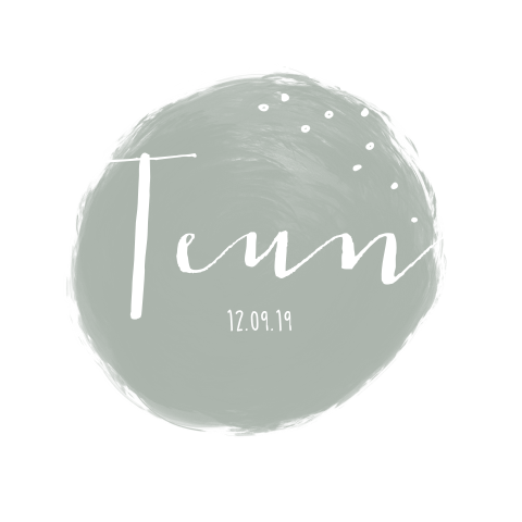 Stoer geboortekaartje met legergroen rondje en verfstrepen