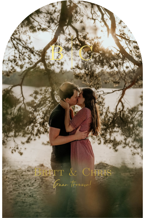 Trouwkaart kerkraam boog vorm met goudfolie initialen en foto