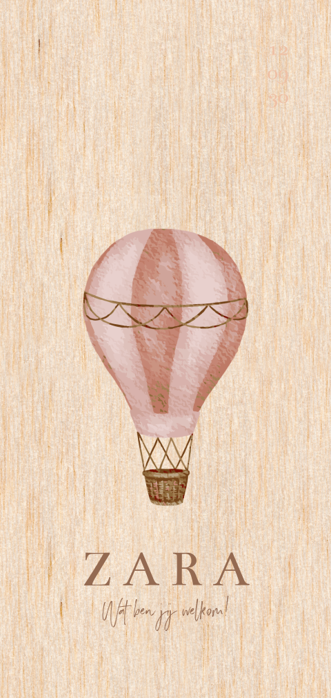 Geboortekaartje op hout met roze luchtballon