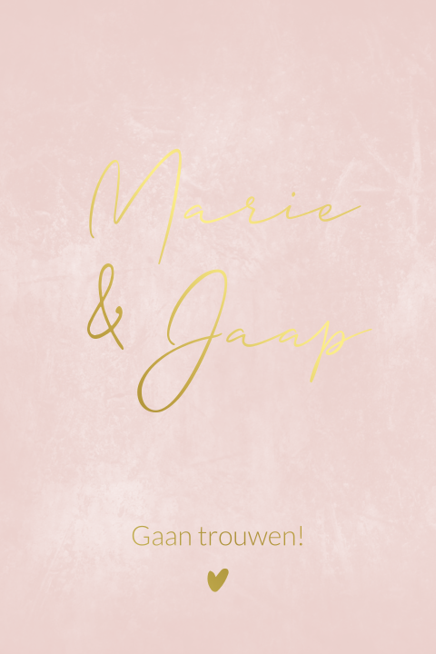 Trouwkaart in zalm roze velvet look met tekst en hartje in goudfolie