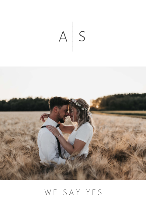 Trouwkaart minimalistisch met initialen en foto in het koren