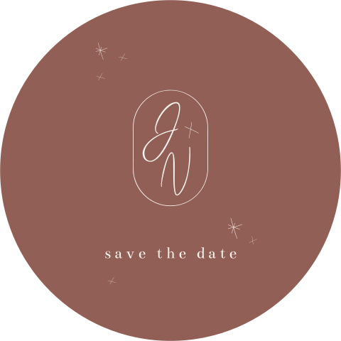 Ronde save the date kaart met initialen en donkerbruine achtergrond