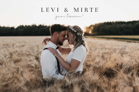 Trouwkaart met foto in korenveld minimalistisch