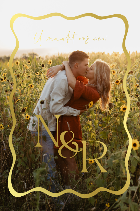 Trouwkaart met foto en organische goudfolie rand met initialen