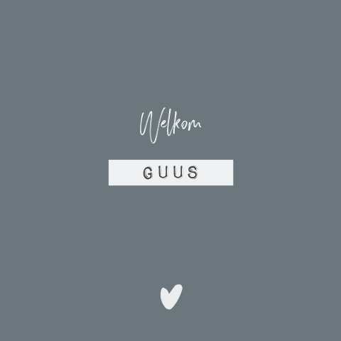 Minimalistisch geboortekaartje met een label voor een jongen