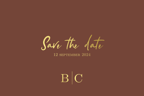 Save the date kaart met initialen bruin oranje kleur en goudfolie