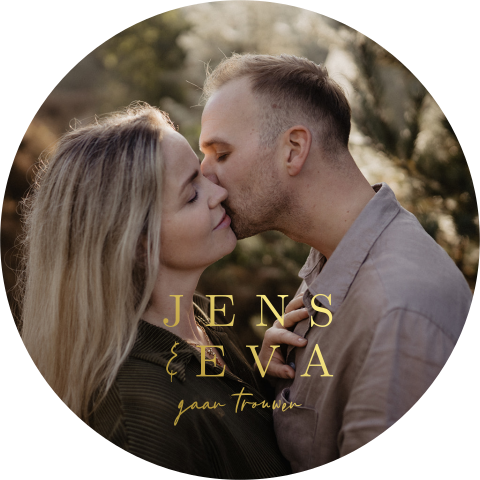 Ronde trouwkaart met met foto en tekst in goudfolie