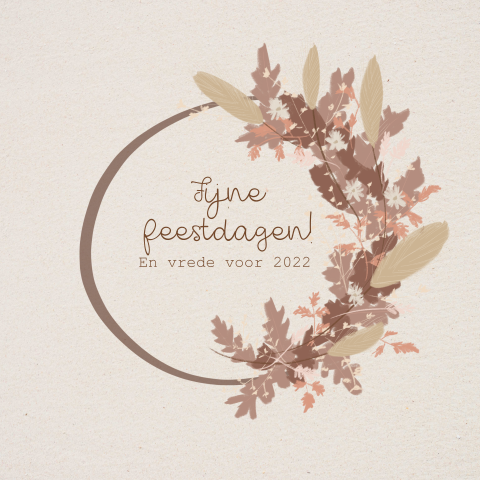 Kerstkaart met tekst in droobloemen krans en kraft achtergrond