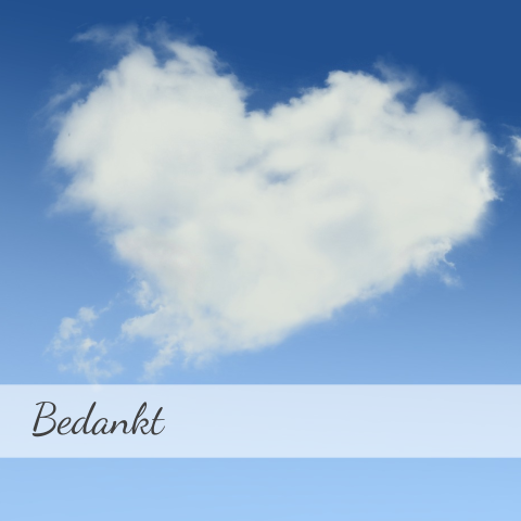 Moderne warme bedankkaart met blauwe lucht en wolk in hartvorm