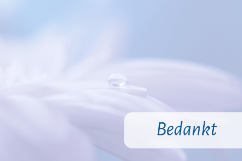 Stijlvolle bedankkaart met druppel op bloem en naamlabel