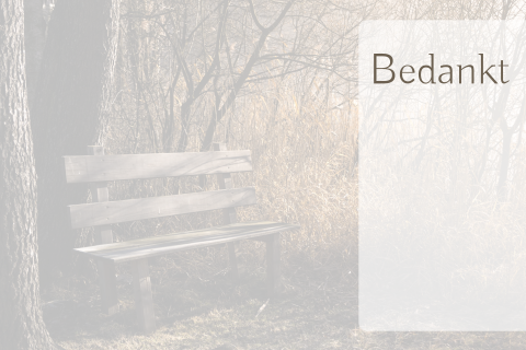 Licht bruine bedankkaart met houten bankje bij boom in bos 