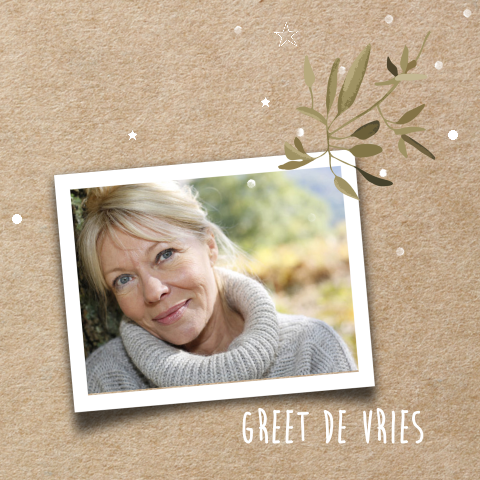 Rouwkaart vrouw met takjes, eigen foto en kraft kleurige achtergrond
