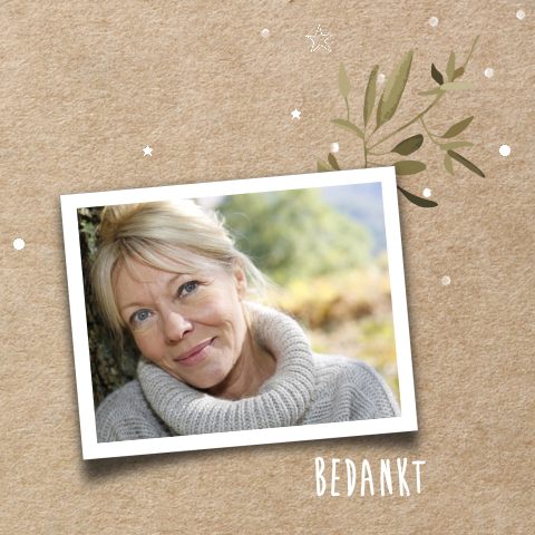 Bedankkaart vrouw met eigen foto en kraft kleurige achtergrond met aquarel takjes