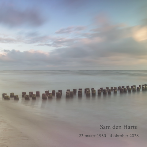 Rouwkaart met golfbreker zee en mooie wolken