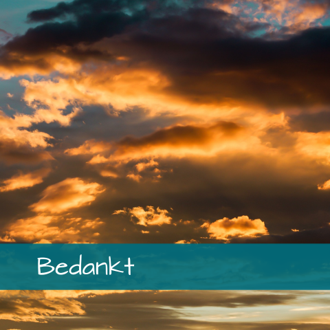 Warme bedankkaart met turquoise band en lucht rond zonsondergang