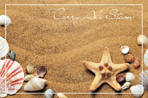 Moderne zomerse rouwkaart met foto van zand en zeester