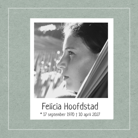 Foto rouwkaart voor een vrouw met wit rouwkader op blauw grijs papier