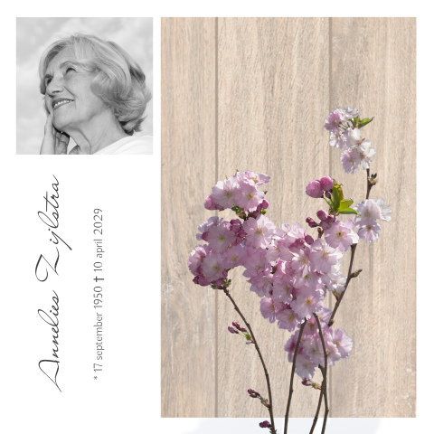 Mooie stijlvolle herinneringskaart paarse bloem met houten planken