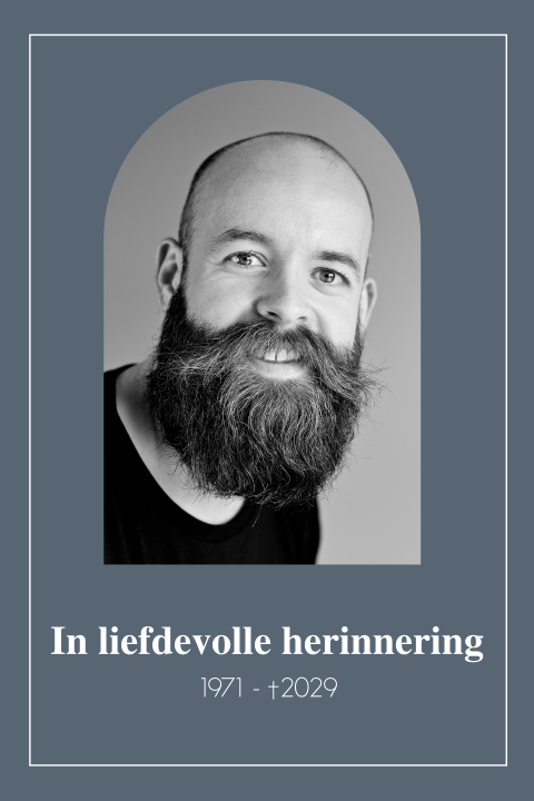 Bidprentje man met fotokader in boogvorm en blauwe achtergrond