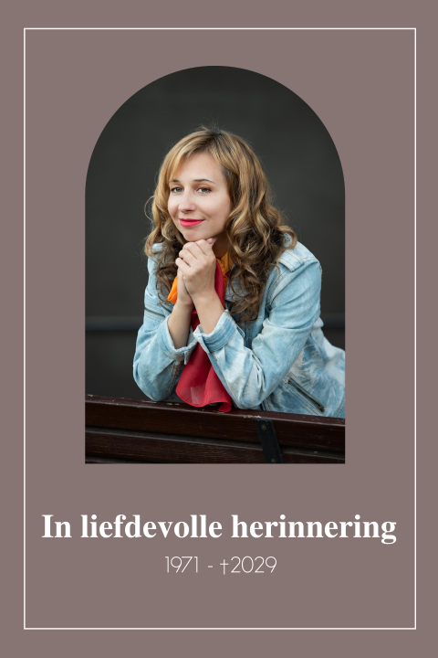 Bidprentje vrouw met fotokader in boogvorm en bruin roze achtergrond